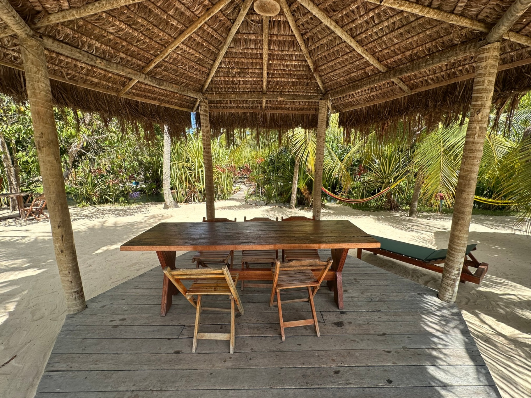 Bangalô com mesa de jantar