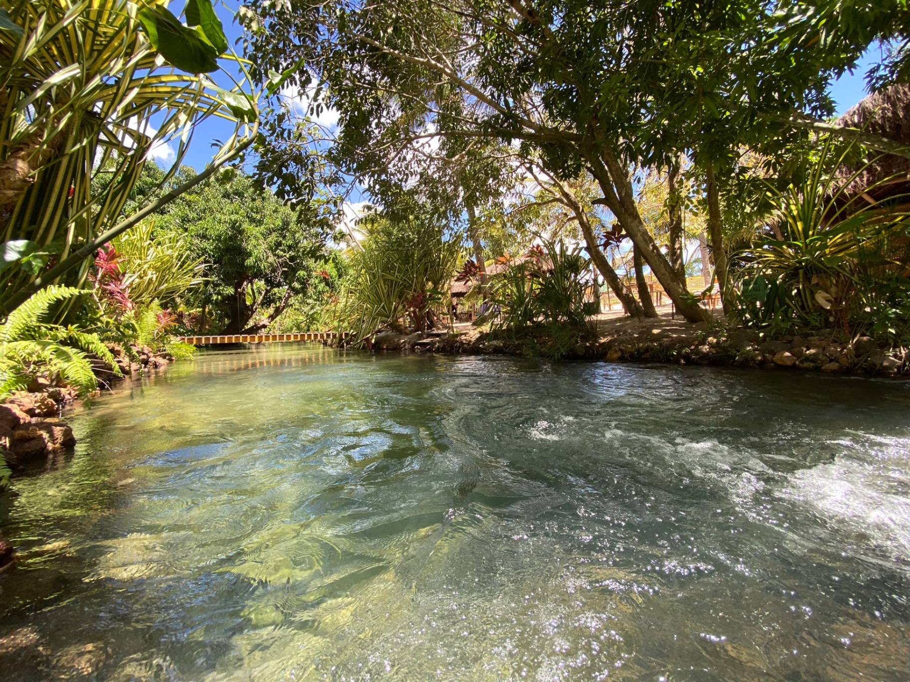 Vista aérea do Rio Catolé com águas cristalinas em Rio do Fogo RN